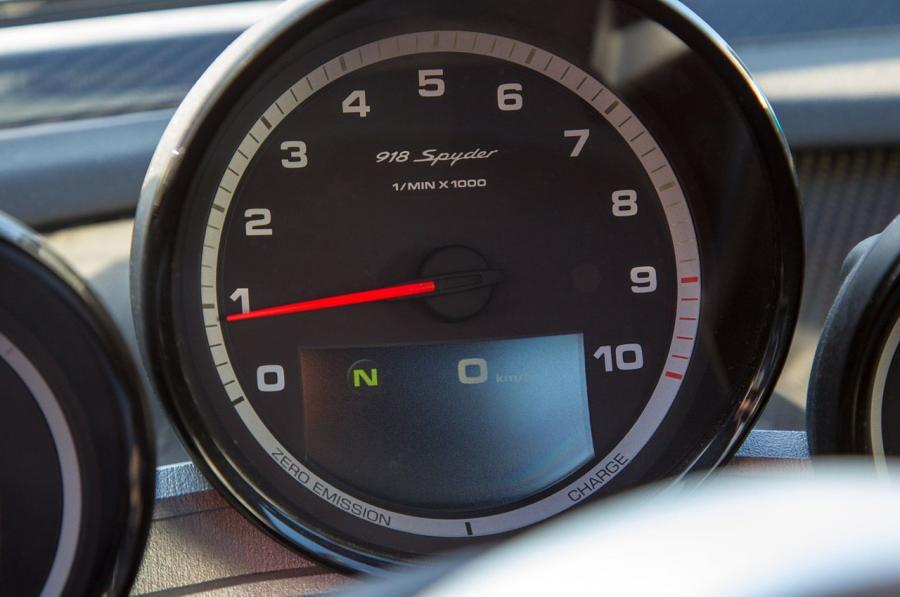 Панель приборов Porsche 918 Spyder 2014 года  (фото 64 из 111)
